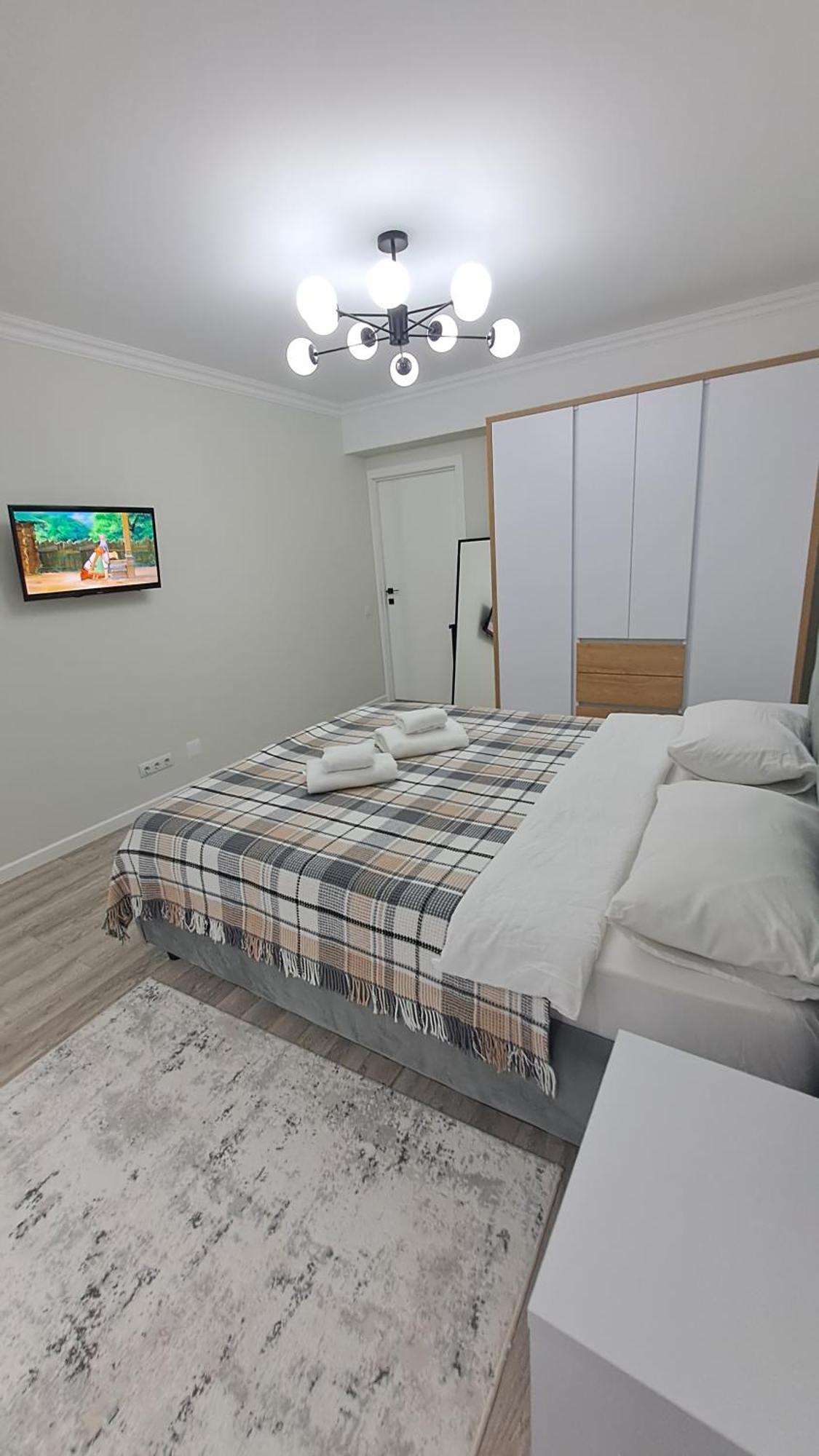Airport 24&24 Car Parking Daire Kişinev