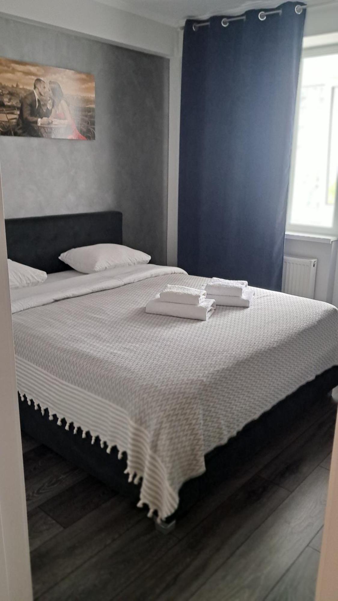 Airport 24&24 Car Parking Apartment *