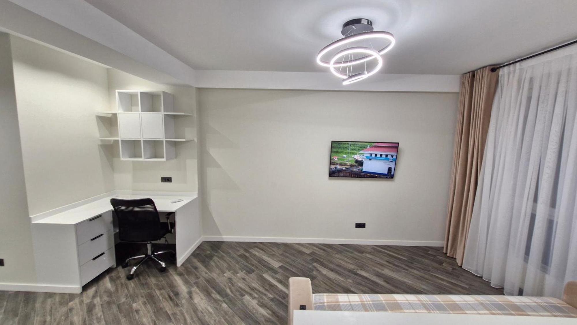 Airport 24&24 Car Parking Daire Kişinev
