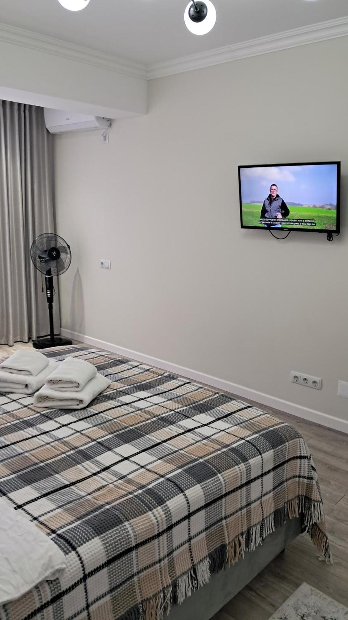 Airport 24&24 Car Parking Apartment