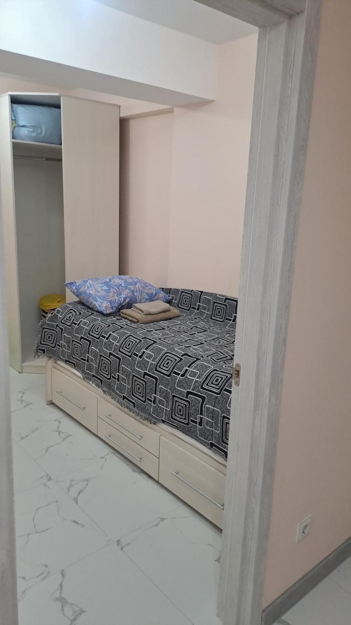 Airport 24&24 Car Parking Apartment *