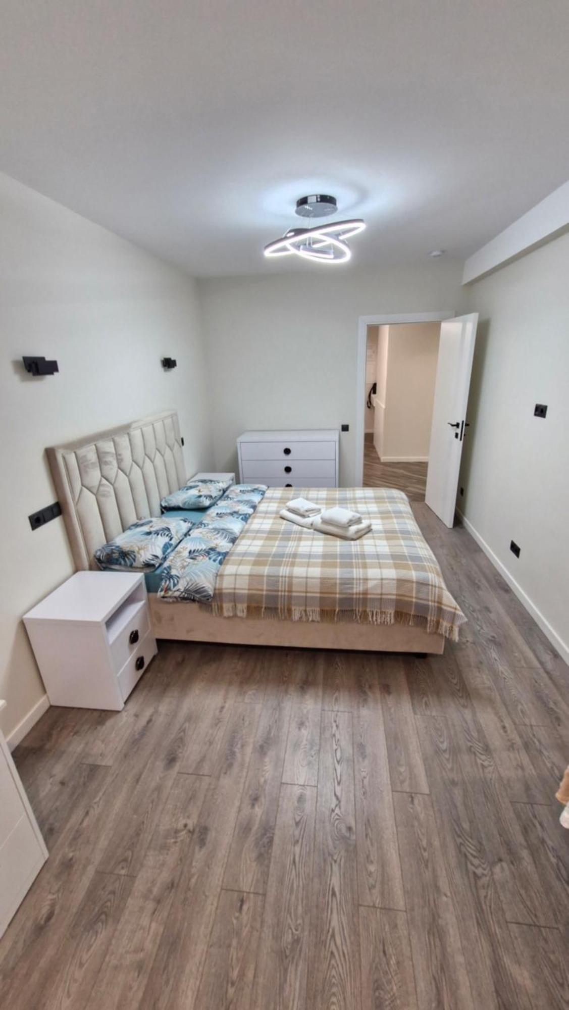 Airport 24&24 Car Parking Apartment *